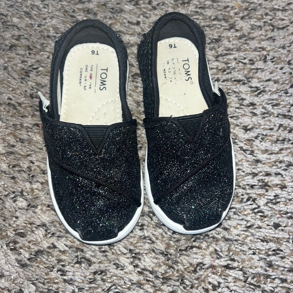 Toddler girl Toms size 6c